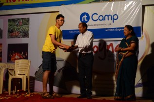 Udit receiving 'Newbie rtCamper of the Year' award